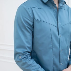 Стильная мужская куртка голубого цвета