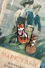 Значок "Лиса с книгой", розовый