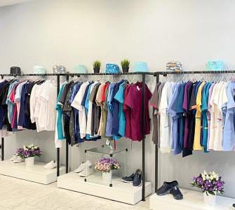 Зона примерочных магазина Тезис