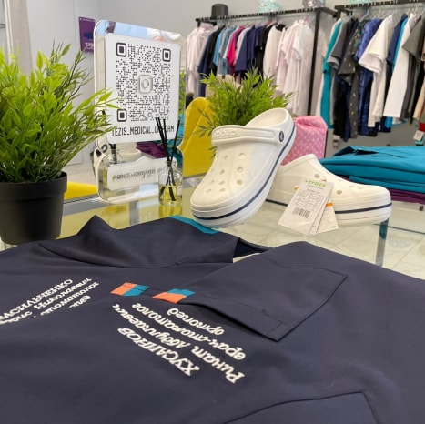 Люди радуются открытию магазина