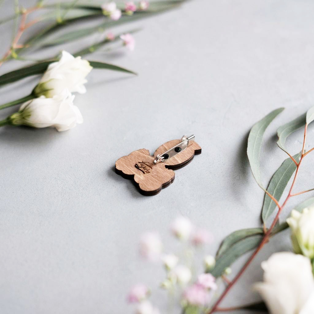 Значок "Акушерка с детками", брюнетка