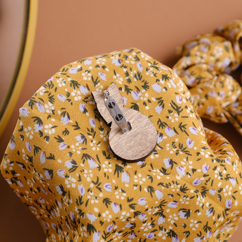 Значок "Лисы обнимашки", зеленая кофта