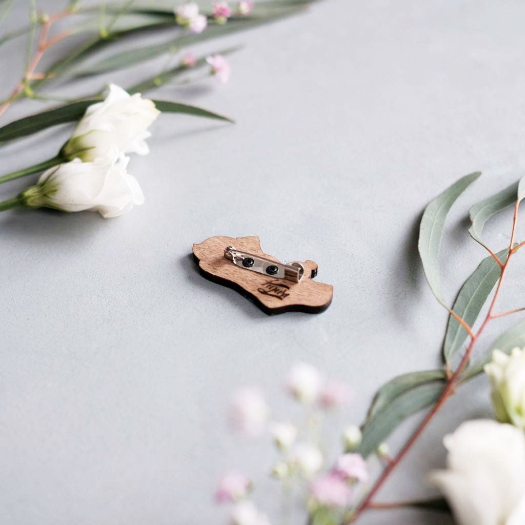 Значок "Массажист", блондинка, розовый плед