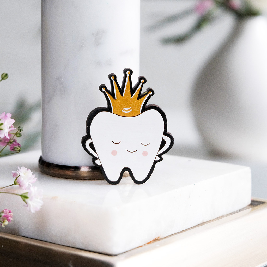 Значок "Зубик с короной"