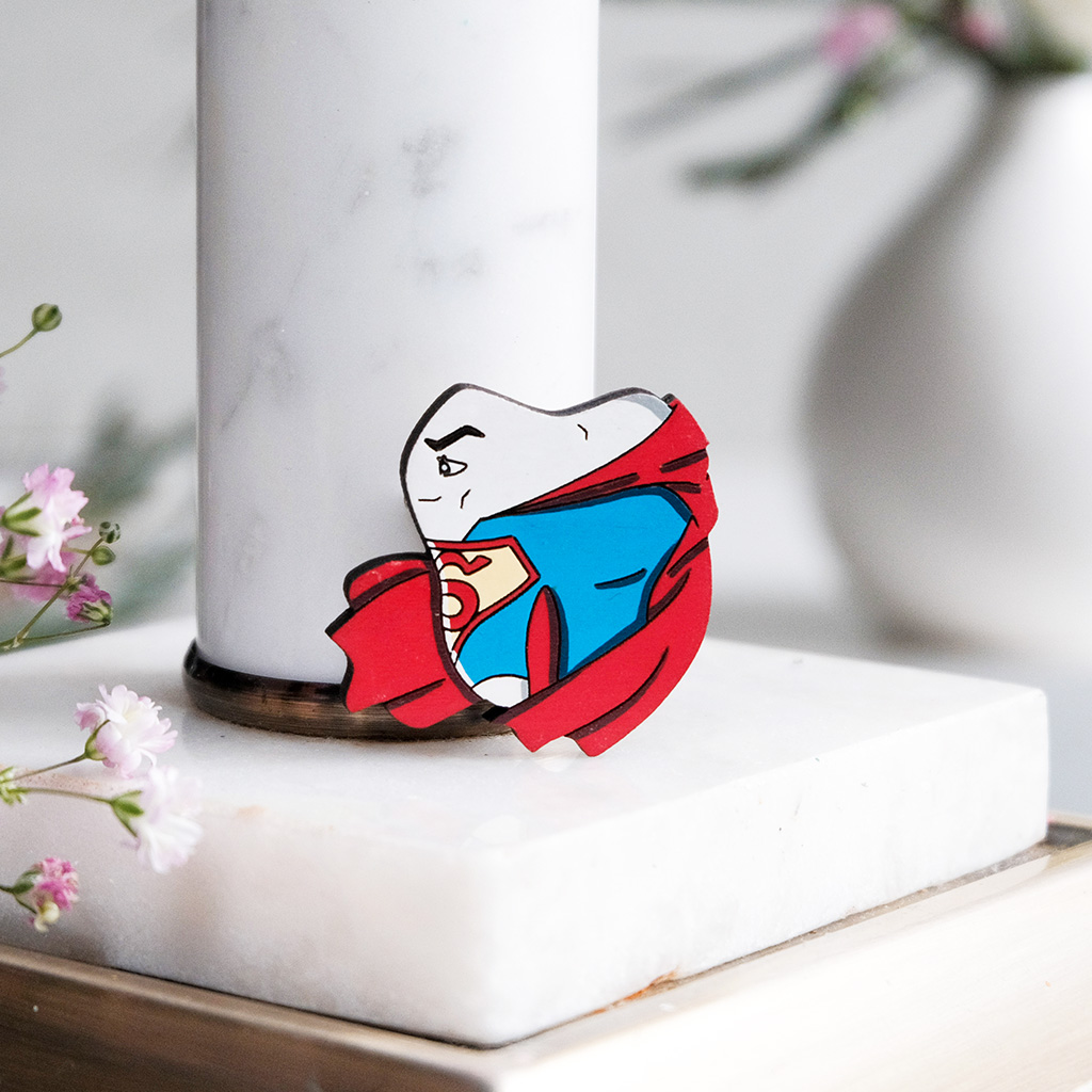 Значок "Зубик супермен" голубой