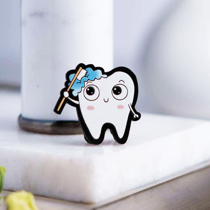 Значок "Зубик с щеткой", розовый