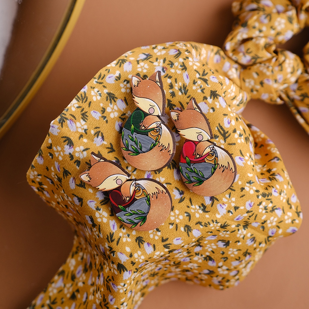 Значок "Лисы обнимашки", зеленая кофта