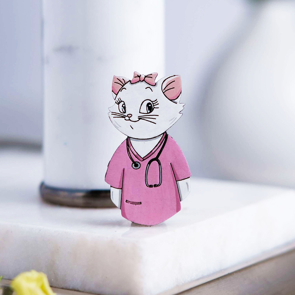 Значок "Киса терапевт", розовый