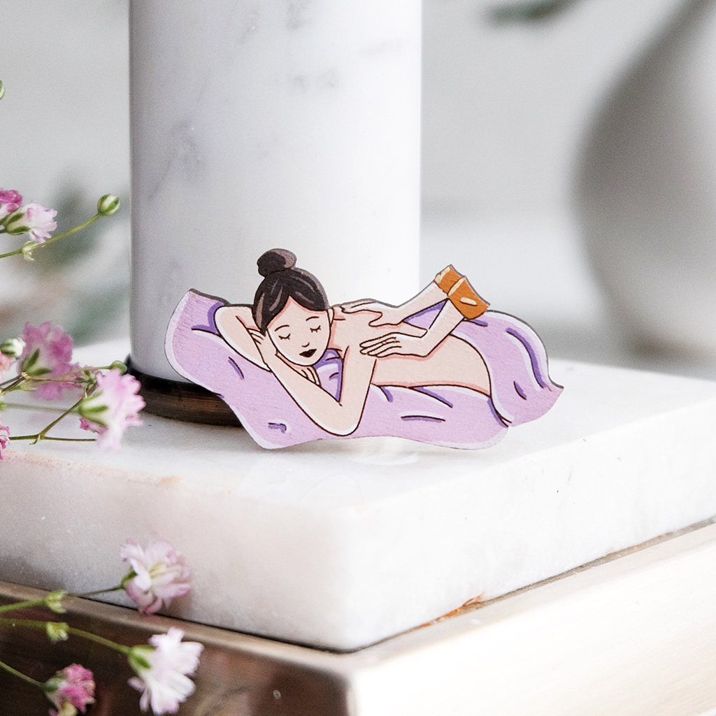 Значок "Массажист", фиолетовый плед