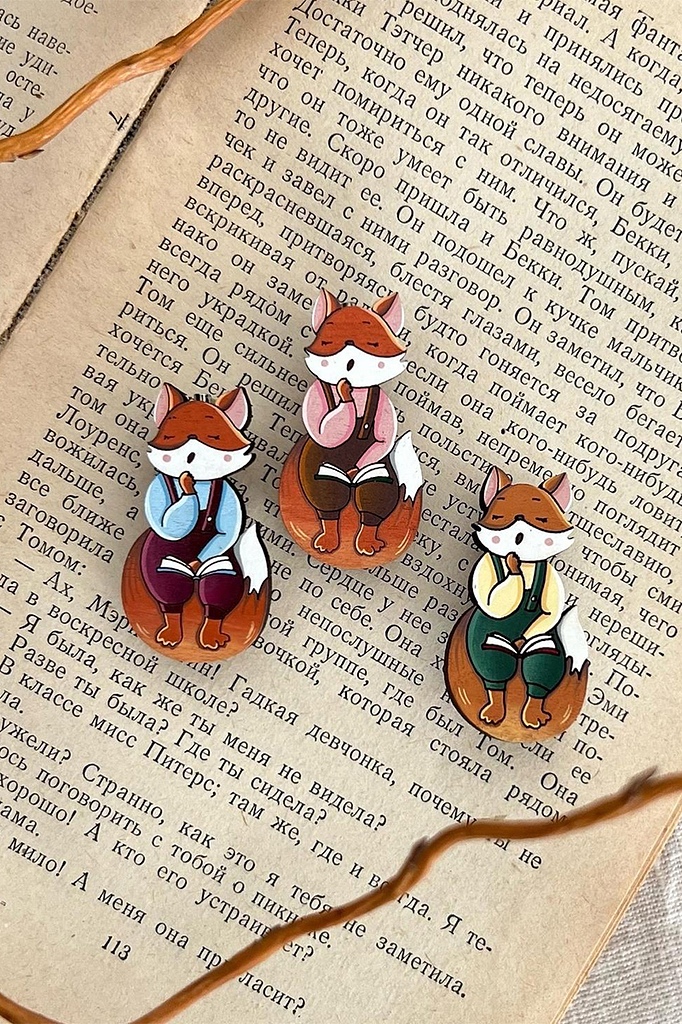 Значок "Лиса с книгой", розовый