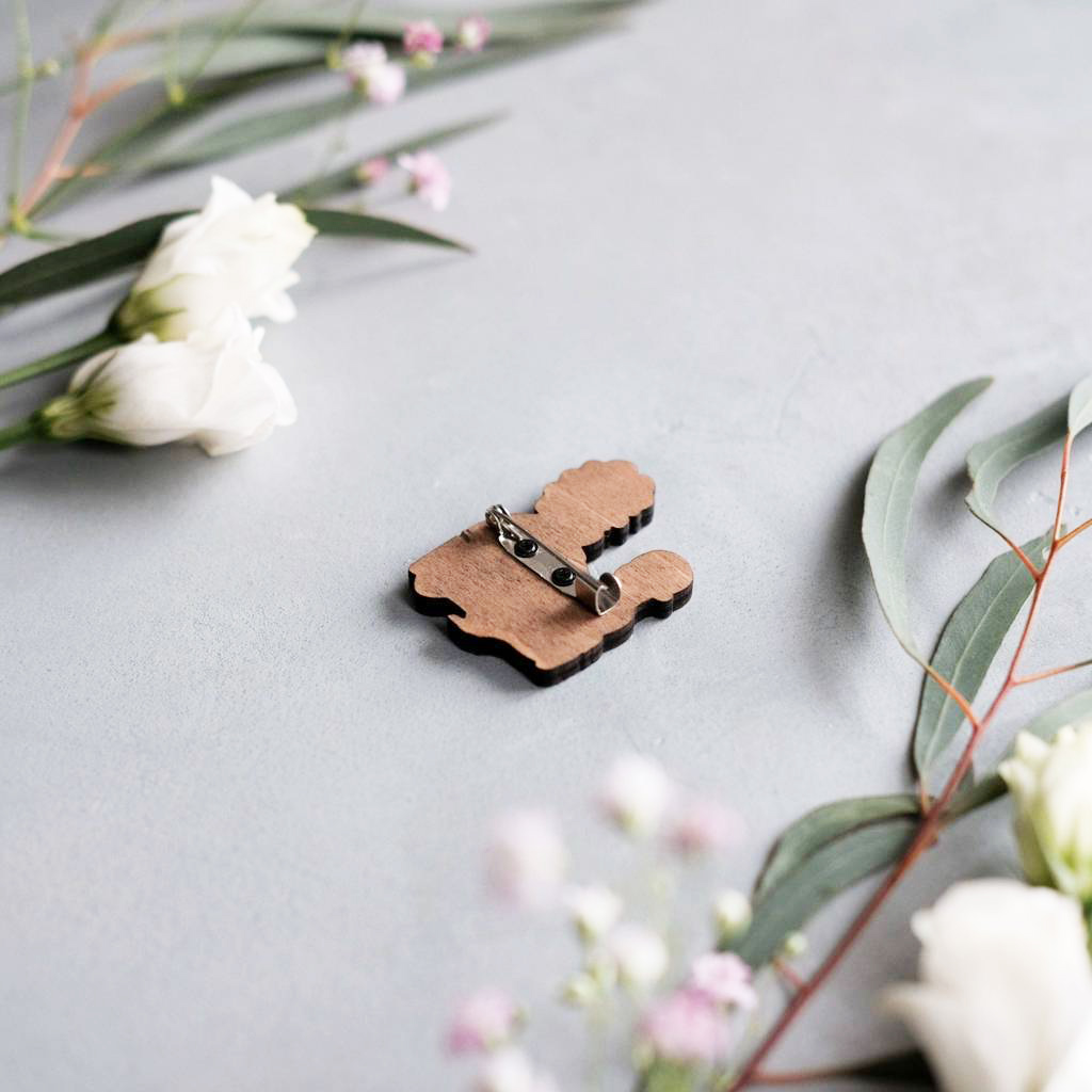 Значок "Педиатр с малышом", кучерявая блондинка