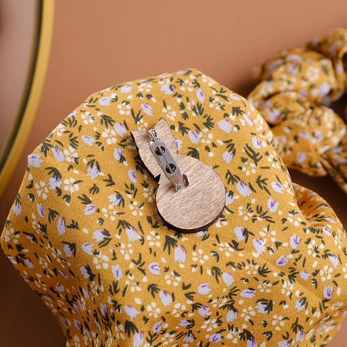 Значок "Лисы обнимашки", зеленая кофта