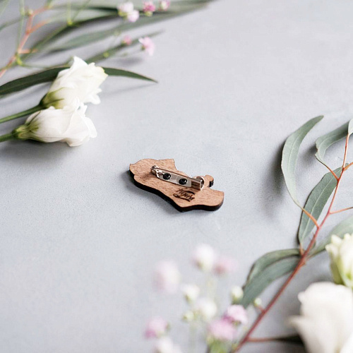 Значок "Массажист", брюнетка, розовый плед