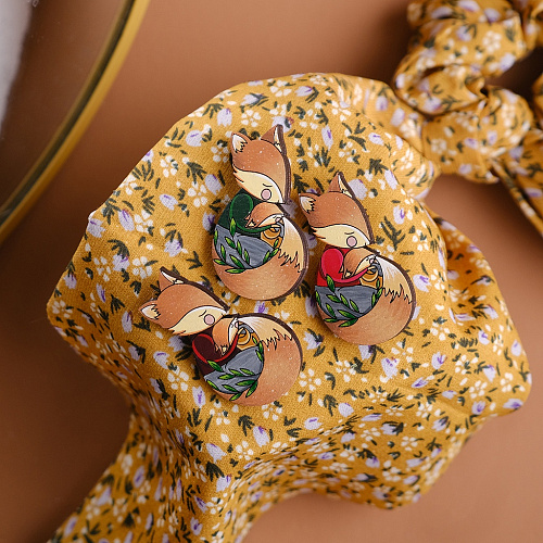 Значок "Лисы обнимашки", зеленая кофта