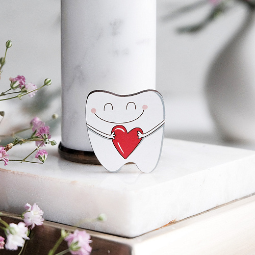 Значок "Зубик с сердцем"