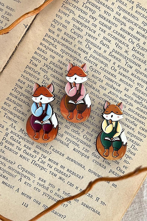 Значок "Лиса с книгой", розовый