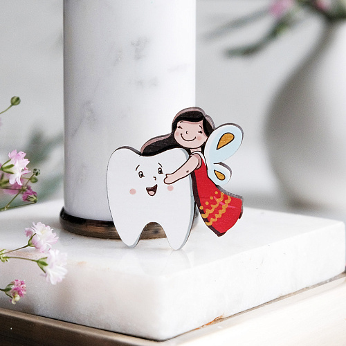 Значок "Зубная фея", брюнетка, красное платье