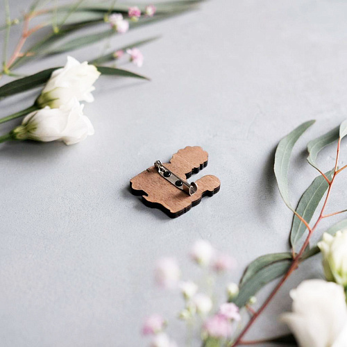 Значок "Педиатр с малышом", кучерявая блондинка