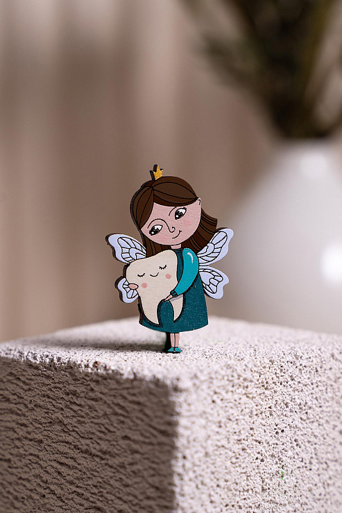 Значок "Зубная фея NEW", брюнетка, зеленое платье