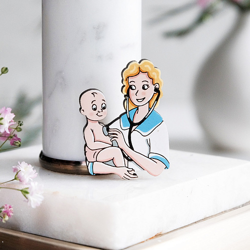 Значок "Педиатр с малышом", кучерявая блондинка