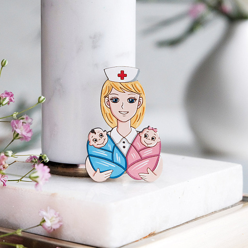 Значок "Акушерка с детками", брюнетка